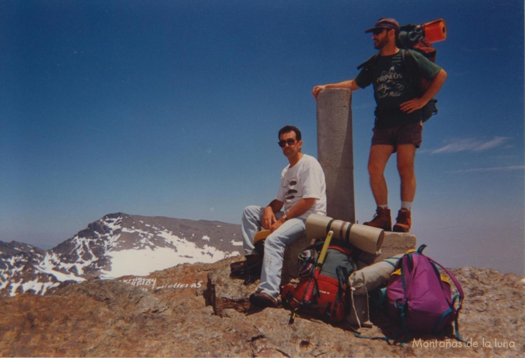 José María y Paco en la cima del Veleta, 3.398 mts., detrás el Mulhacén